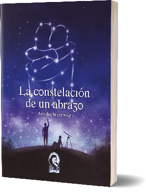 Antología "La constelación de un abrazo" de Hela Ediciones. La portada es un cielo azul violáceo con estrellas y una constelación de dos personas abrazándose. Se titula: la constelación de un abrazo. En la parte inferior hay la silueta de dos personas en negro mirando al cielo.